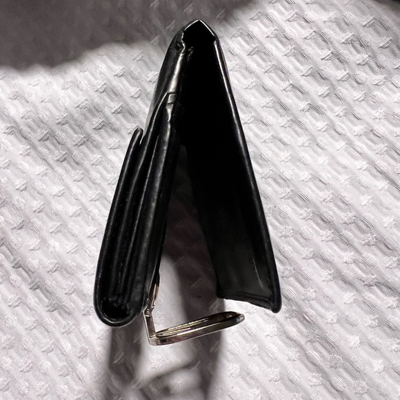 GUCCI Smooth Black Leather Bi Fold Wallet with G Clasp - Picture 9 of 16